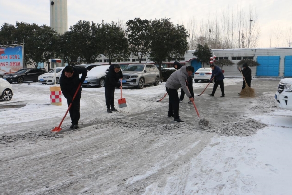 風(fēng)雪見擔(dān)當(dāng) 除雪聚力量